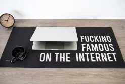 Alfombrilla ratón XXL “Fucking famous on the internet”