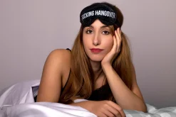 Antifaz de gel “Fucking hangover” negro