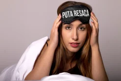 Antifaz de gel “Puta resaca” negro