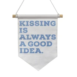 Banderola "Kissing is always a good idea"