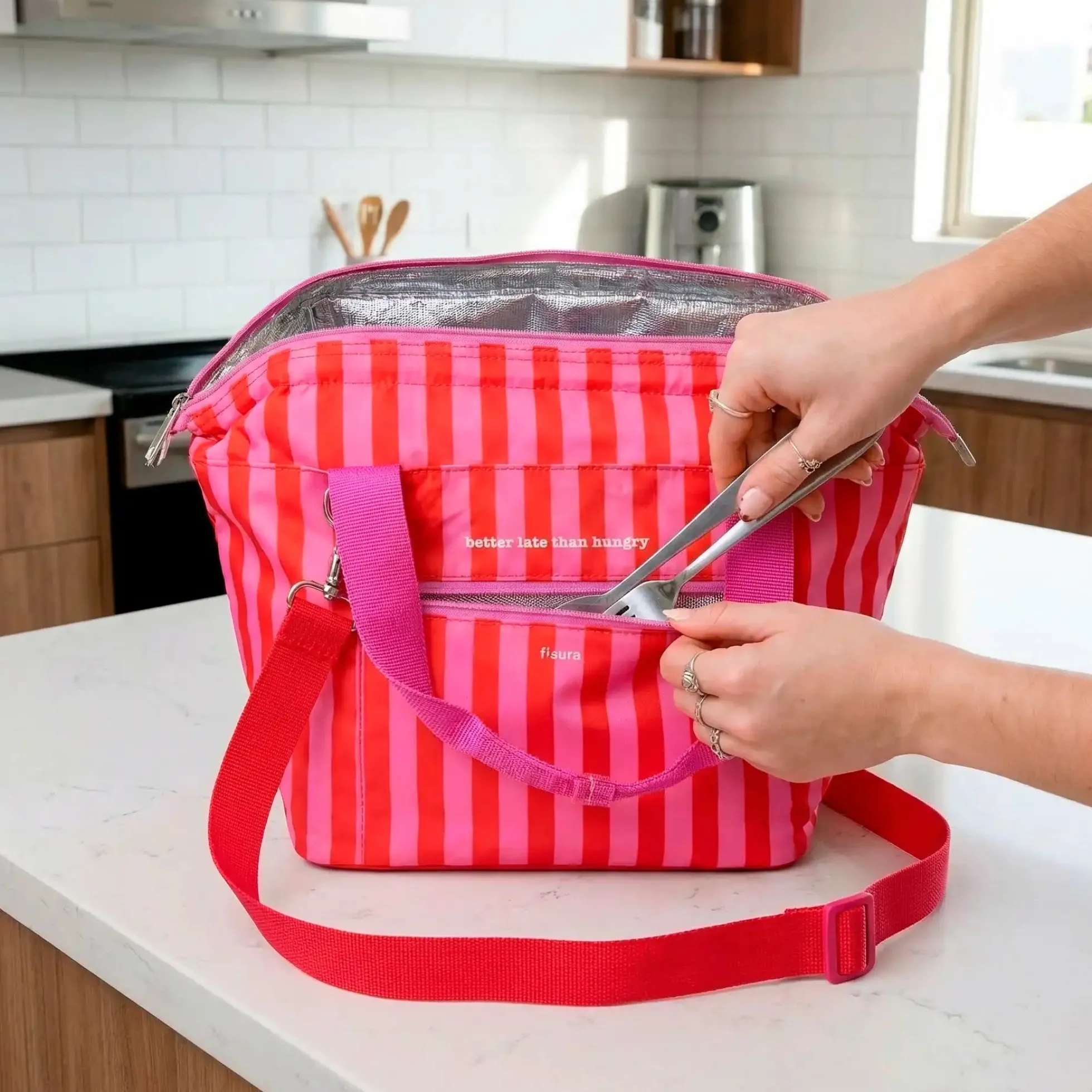 Bolsa térmica porta alimentos “Better late than hungry”