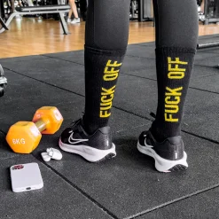 Calcetines Unisex “Fuck off" negro y amarillo