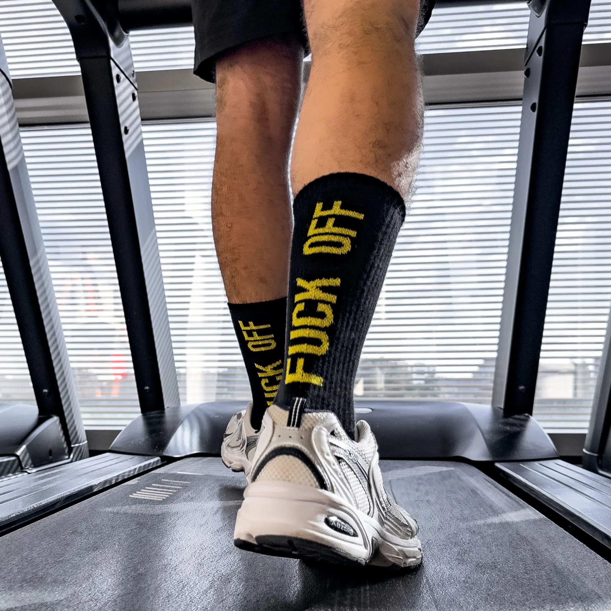 Calcetines Unisex “Fuck off" negro y amarillo