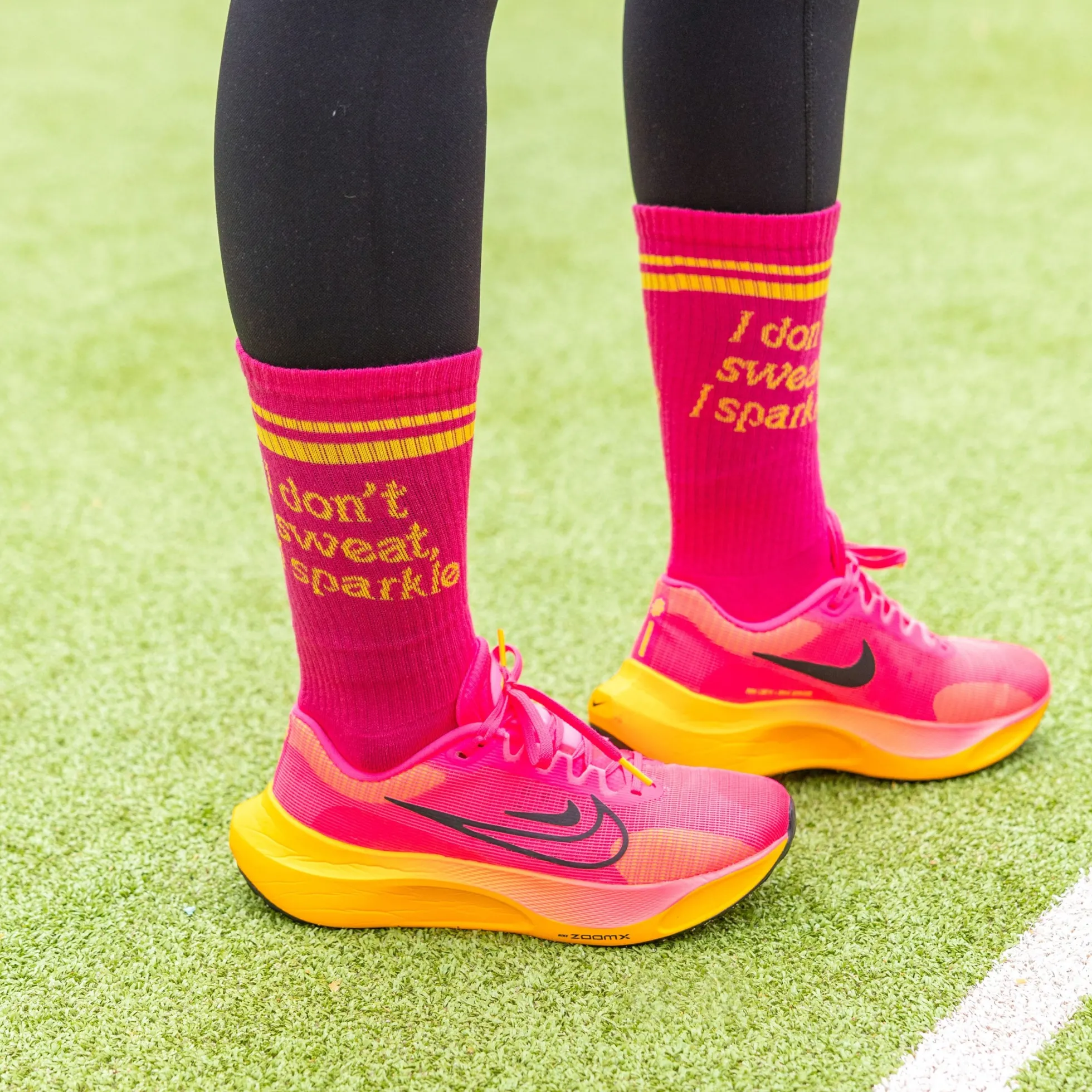 Calcetines Unisex “I don't sweat, I sparkle” rosa