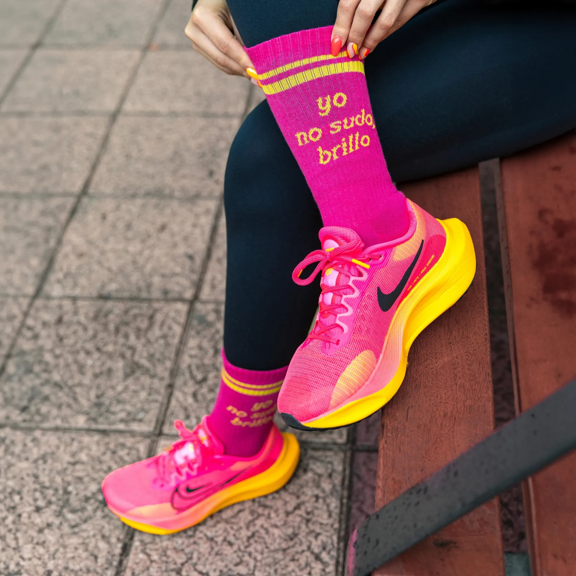 Calcetines Unisex “Yo no sudo, brillo” rosa
