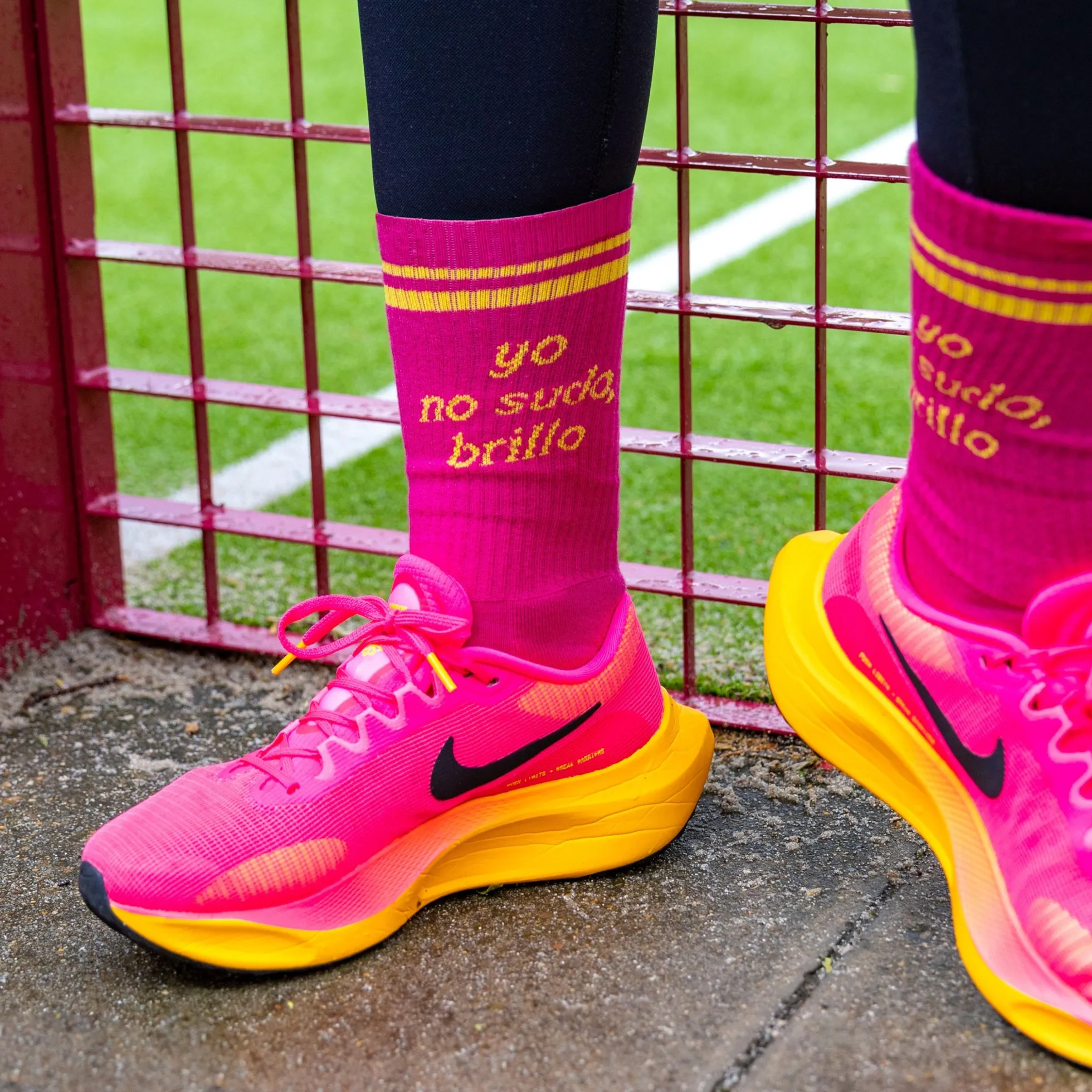 Calcetines Unisex “Yo no sudo, brillo” rosa