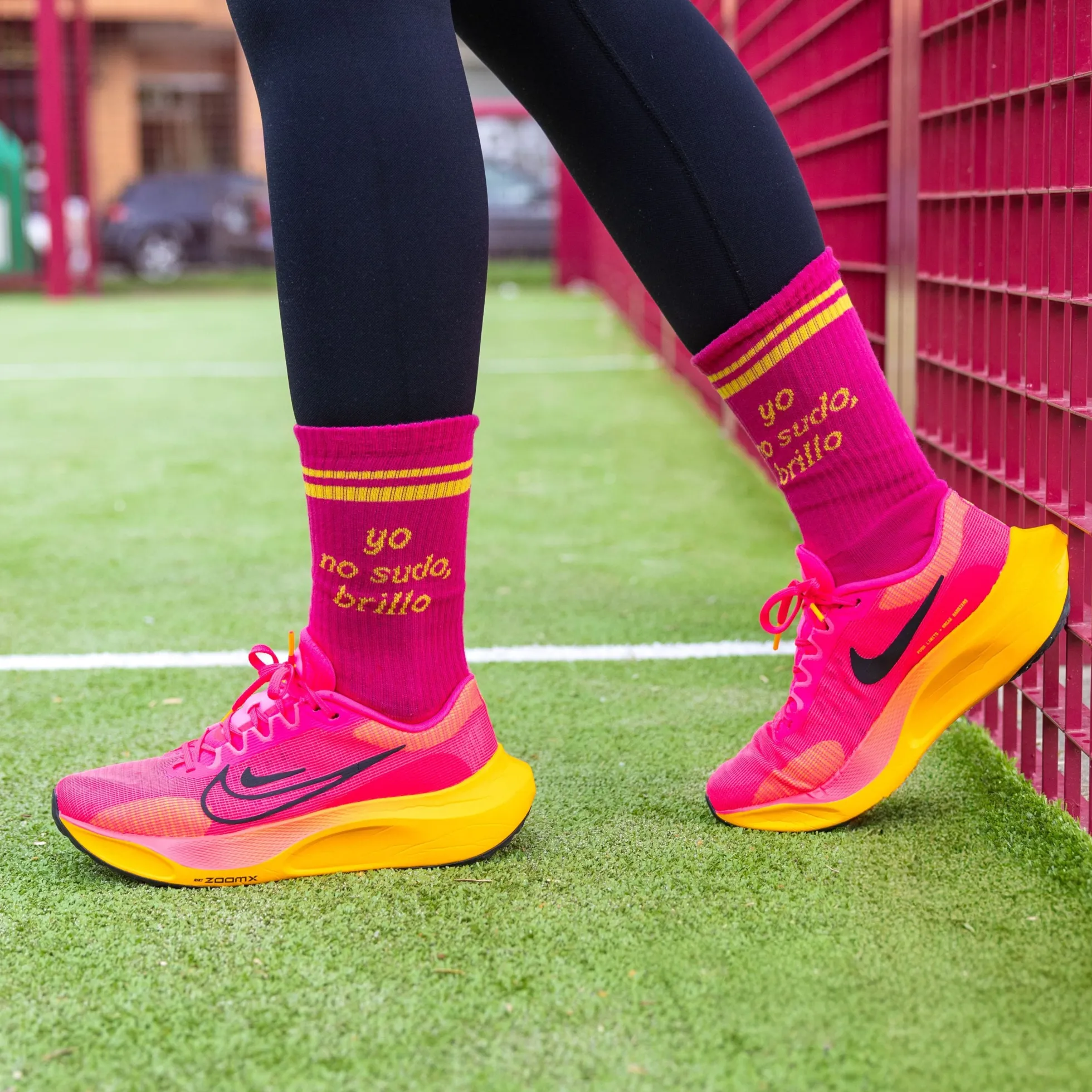 Calcetines Unisex “Yo no sudo, brillo” rosa