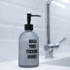 Dispensador de jabón “wash your fucking hands”