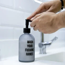 Dispensador de jabón “wash your fucking hands”