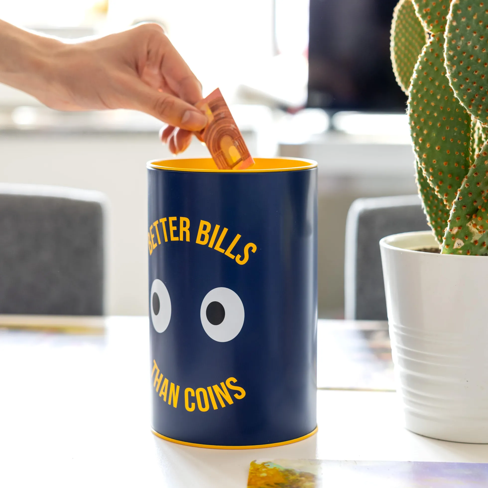 Hucha grande “better bills than coins”