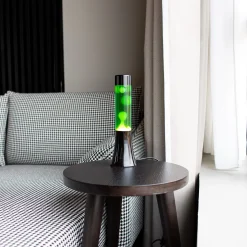 Lámpara de lava amarilla de 30 cm con base negra y líquido verde