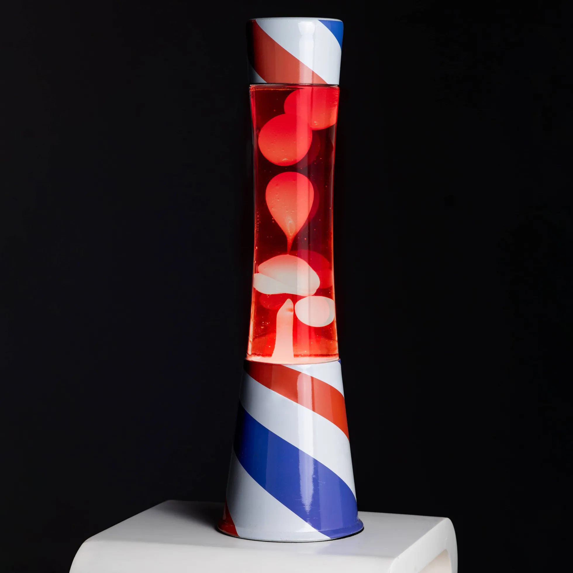 Lámpara de lava Barbería, líquido transparente y lava roja