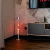 Lámpara de lava grande roja con base plateada y líquido transparente