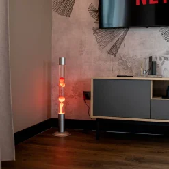 Lámpara de lava grande roja con base plateada y líquido transparente