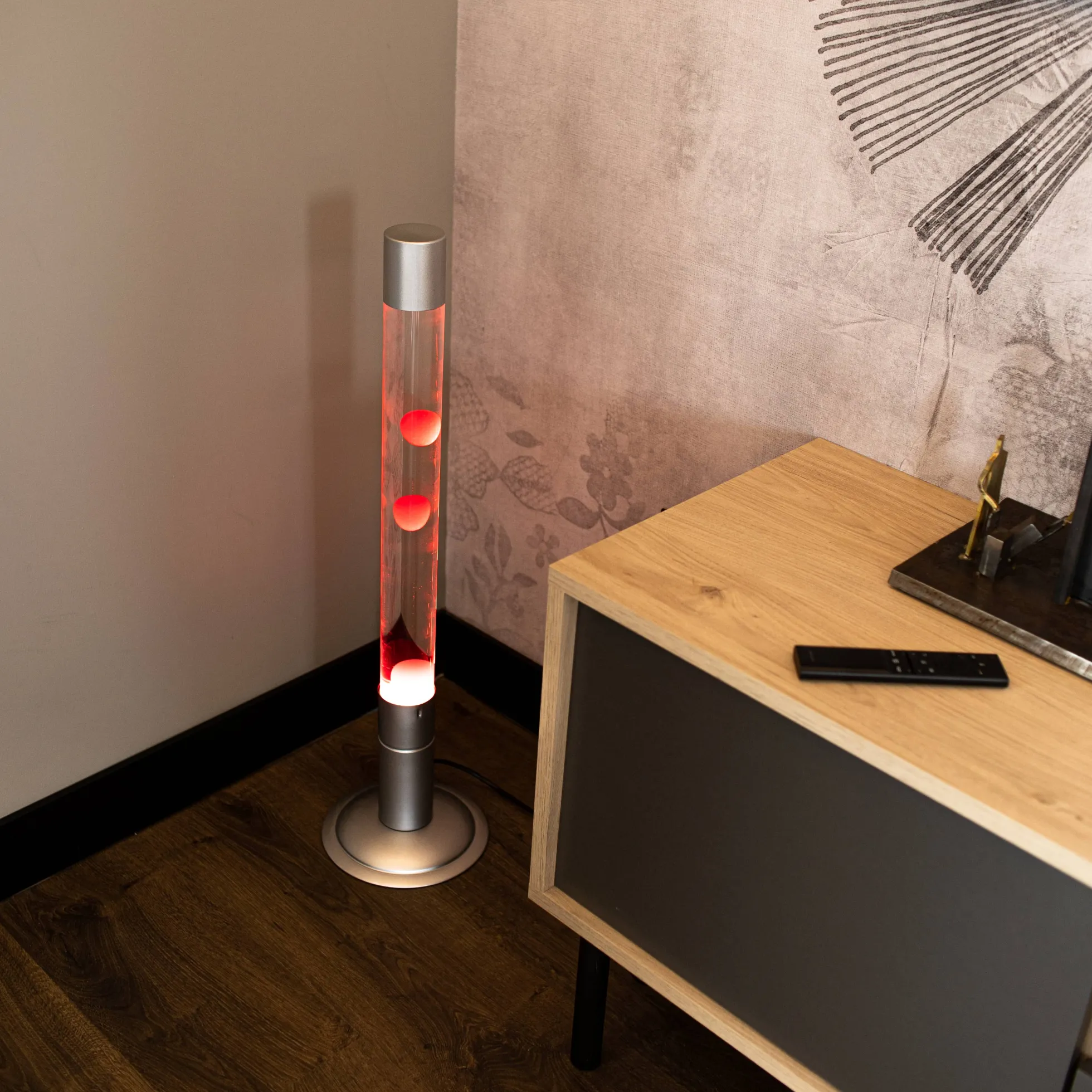 Lámpara de lava grande roja con base plateada y líquido transparente