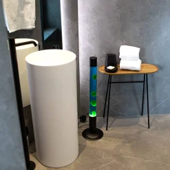 Lámpara de lava grande verde con base negra y líquido azul
