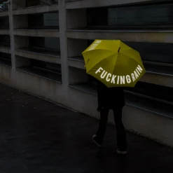 Paraguas "Fucking Rain" amarillo reflectante