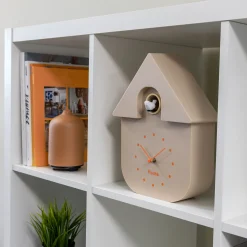 Reloj de cuco beige con dial naranja