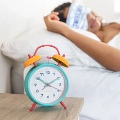 Reloj despertador retro azul y amarillo