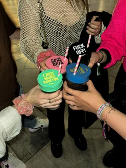 Tapa vasos antidroga “mi madre no me deja” 5 unidades
