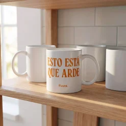 Taza "Esto está que arde"
