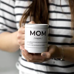 Taza “Mom” inglés