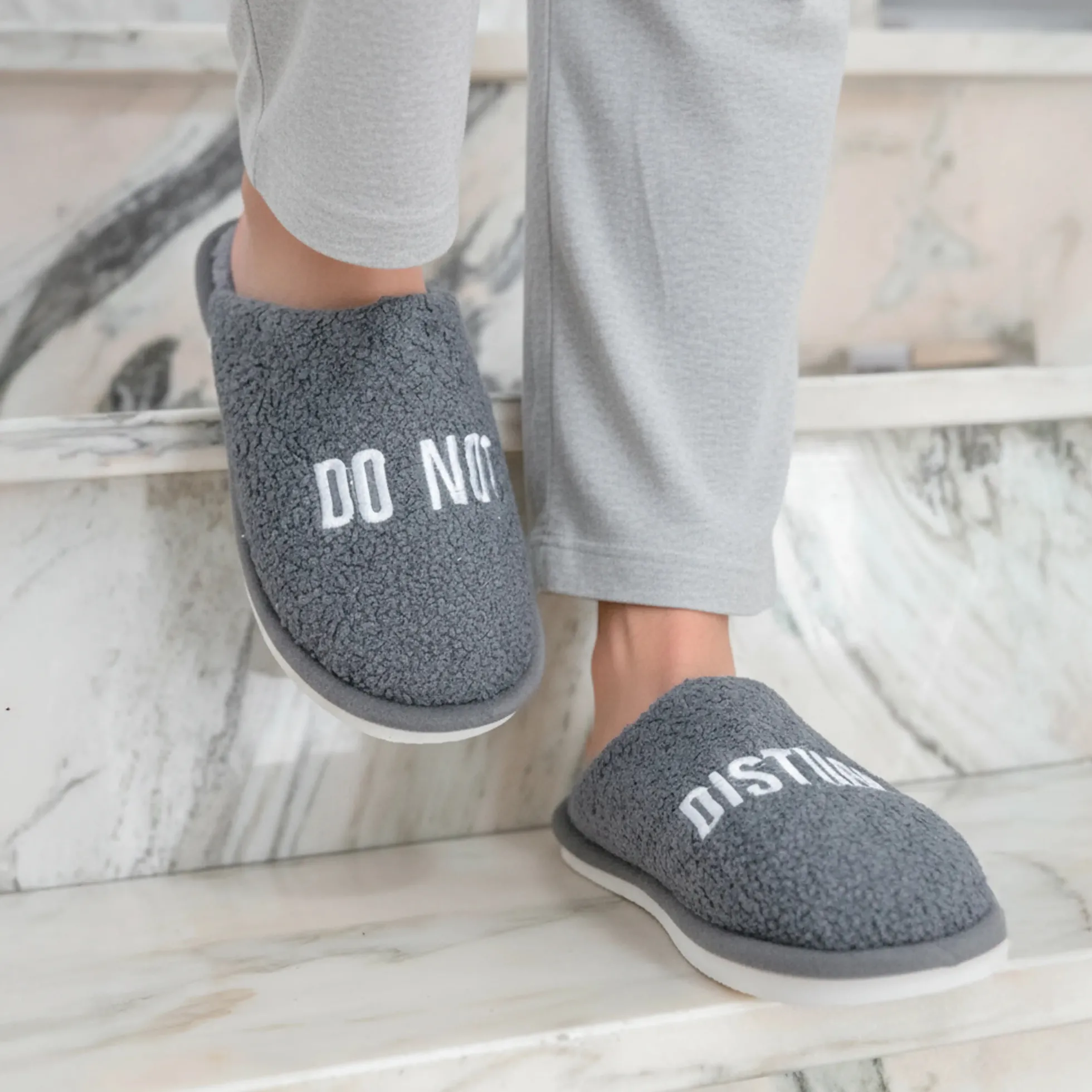 Zapatillas “Do not disturb” gris
